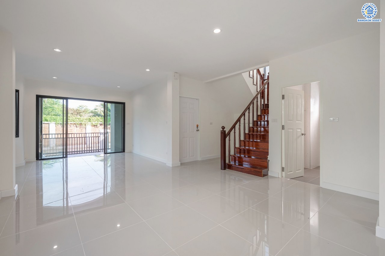 บ้านมือสองตกแต่งใหม่ แบรนด์ Q.House โครงการ ลัดดารมย์ ปิ่นเกล้า เนื้อที่ 53.1 ตร.ว. พื้นที่ใช้สอย 211.5 ตร.ม. ฟังก์ชันจัดเต็ม 3 ห้องนอน 2 ห้องน้ำ จอดรถได้ 2 คัน บนทำเลศักยภาพ ใกล้เซ็นทรัลเวสต์เกต, วงเวียนพระราม5, ทางด่วน "กาญจนาภิเษก" และรถไฟฟ้า "สถานีตลาดบางใหญ่"